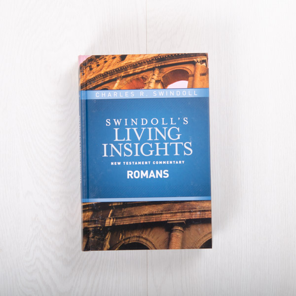 Swindoll's Living Insights New Testament Commentary: Romans, hardcover by Charles R. Swindoll